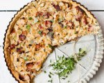 Obrázek k receptu Tymiánový quiche s cibulí na víně a medu